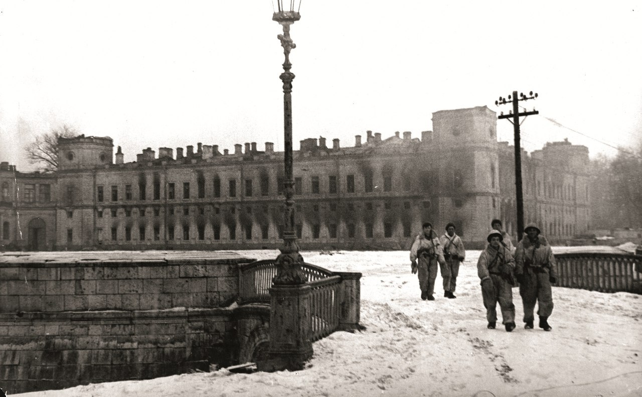 Гатчина оккупация. Дворец в Гатчине 1944. Гатчинский дворец 26 января 1944. Разрушенный Гатчинский дворец. Гатчинский дворец 1943.